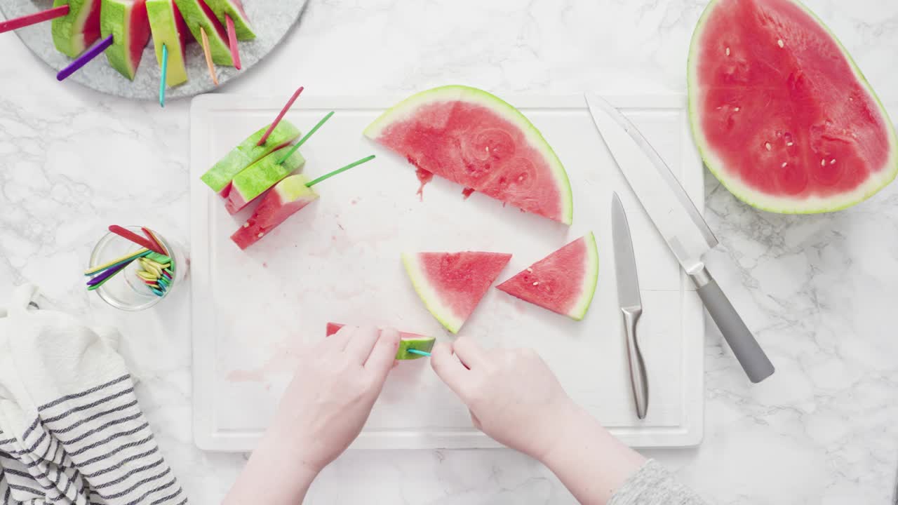 cortar la sandía roja en pedazos pequeños