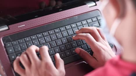 persona escribiendo en una computadora portátil