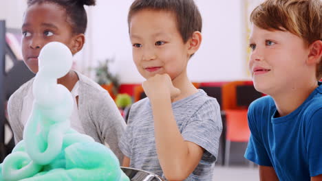 Schulkinder-Beobachten-Chemische-Reaktionen-In-Einem-Wissenschaftszentrum