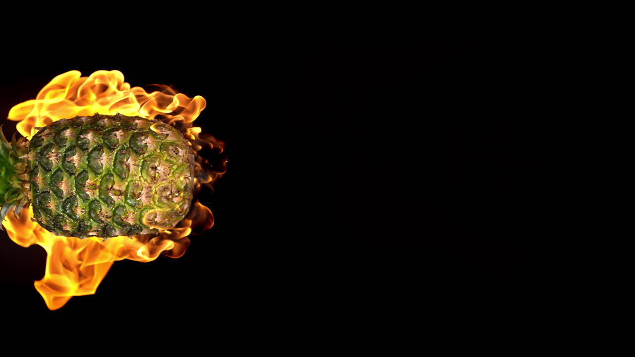 불타는 파인애플 - 열대 과일이 불구와 충돌, 느린 동작으로 추상적인 요리