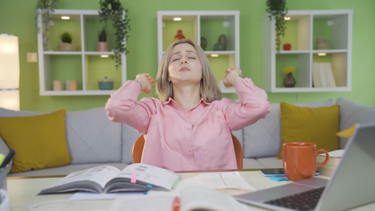 지루하고 사려 깊은 대학생 소녀