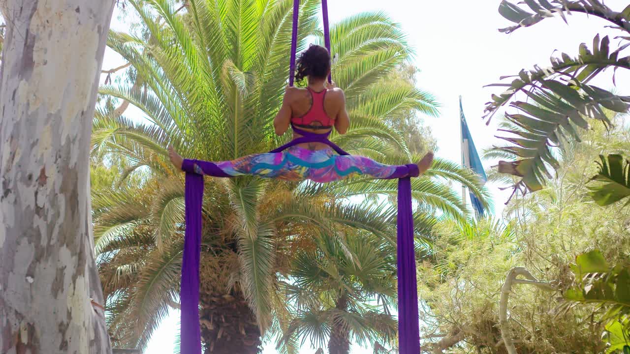 gimnasta flexible haciendo una rutina de baile acrobático
