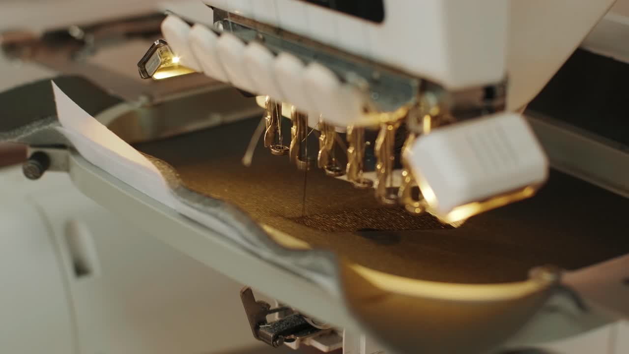 автоматическая вышивальная машина работает на высокой скорости.