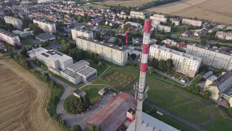 Vista-Elevada-De-La-Torre-De-Escape-Y-La-Escuela-Primaria-Felberova-En-El-Fondo,-En-La-Ciudad-Internacional-De-Svitavy,-República-Checa