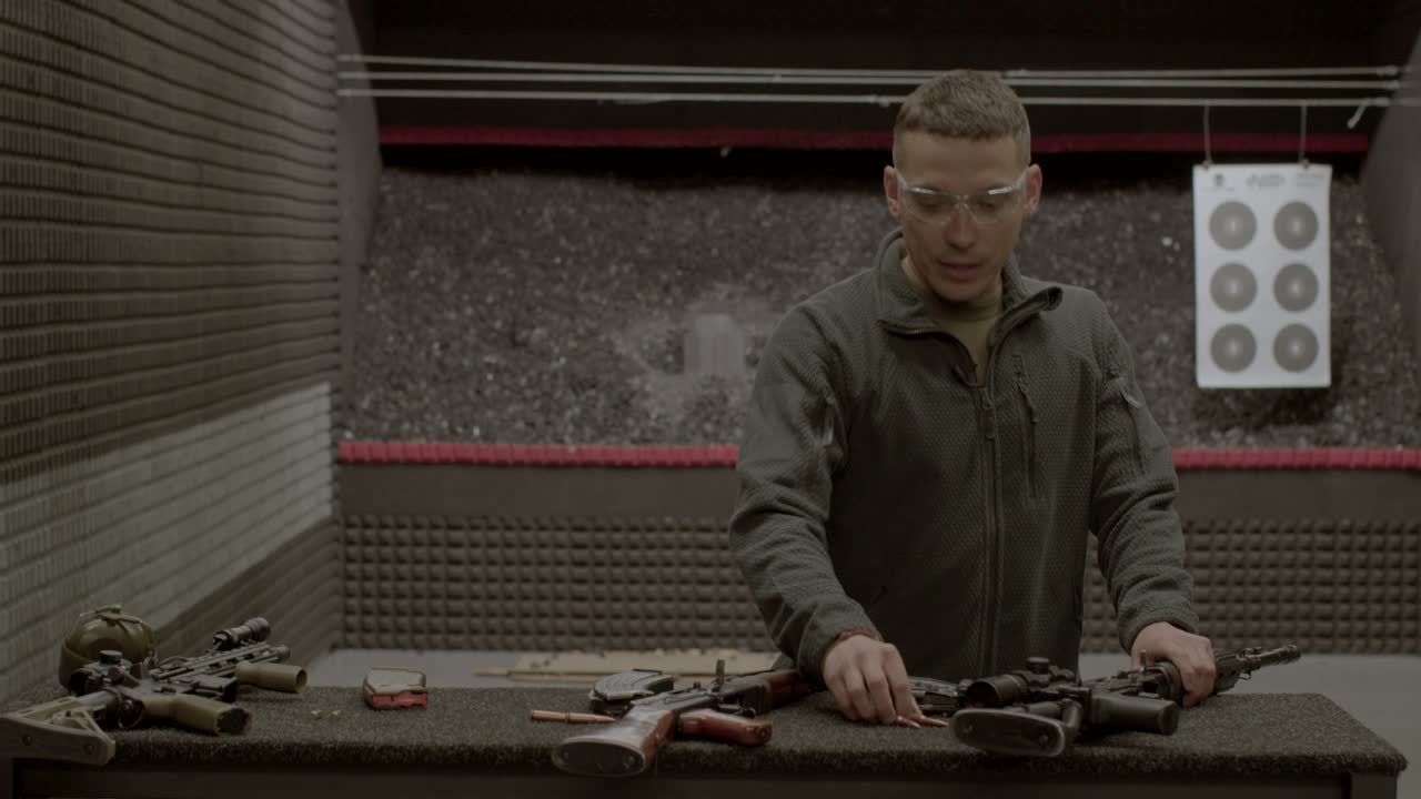 총격장 강사는 안전 조치를 준수하는 것을 보장합니다.