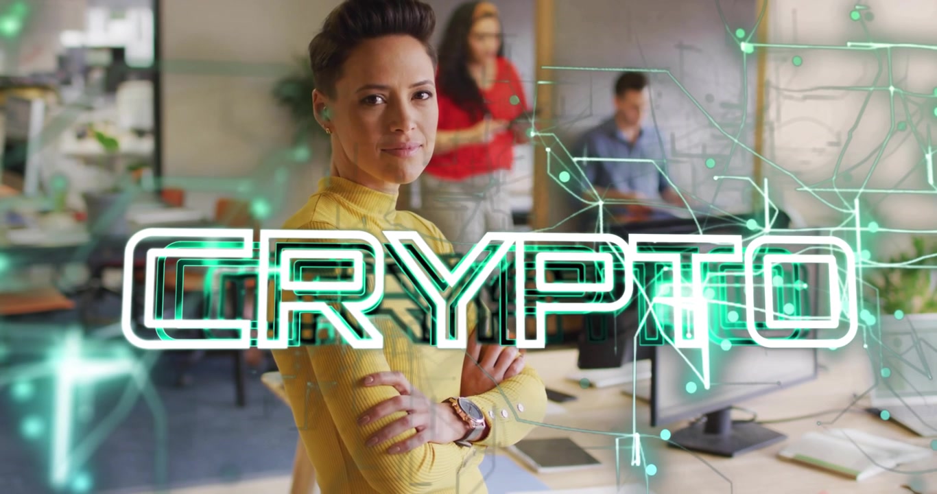 Team finanziario in piedi con sicurezza in ufficio, linee di circuito che si evolvono nel titolo CRYPTO verde neon