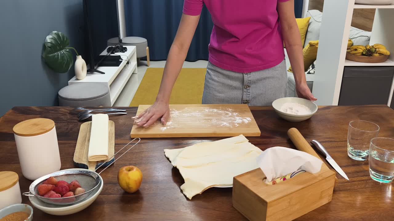Mujer preparando un postre con hojaldre