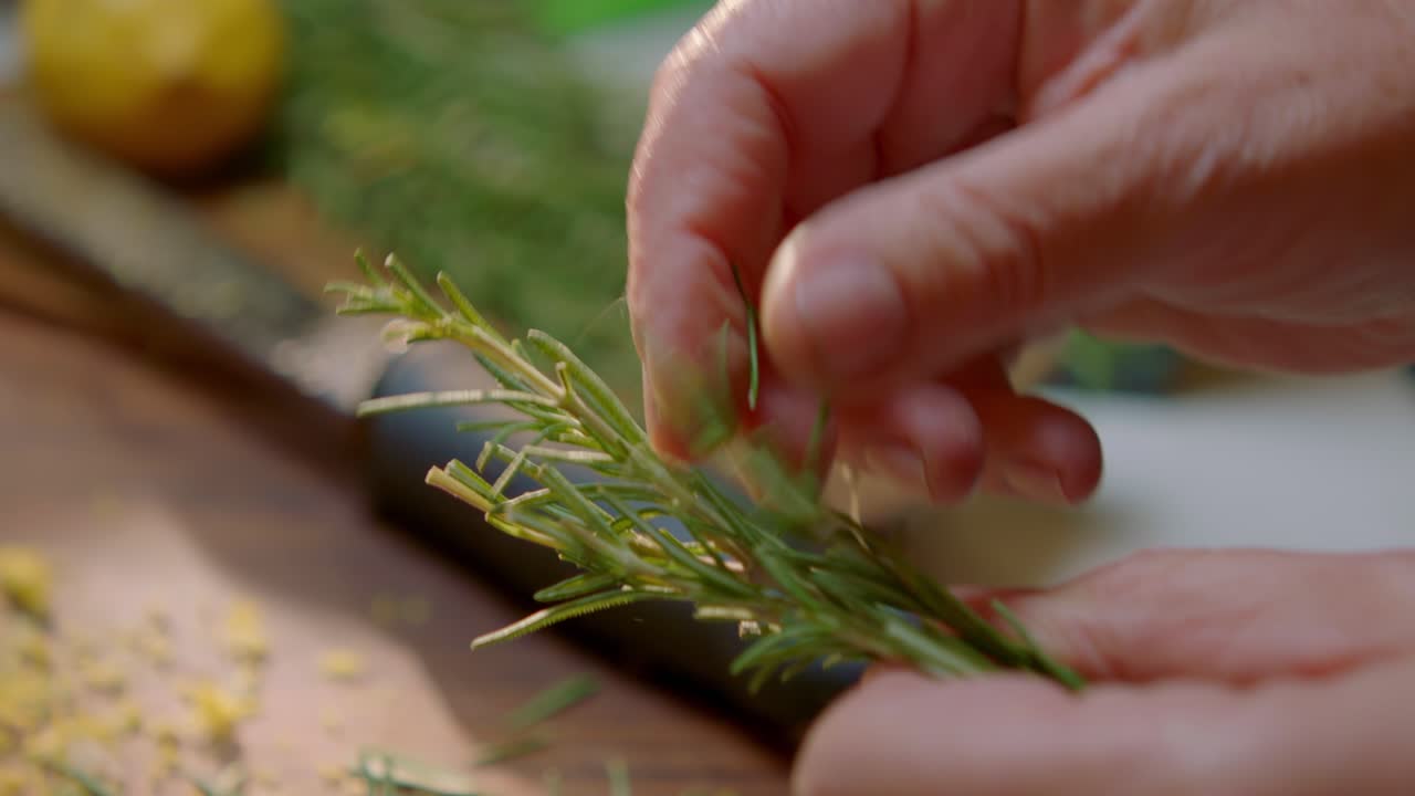 신선 한 파슬리 잎 을 절단판 에서 분리 하는 사람