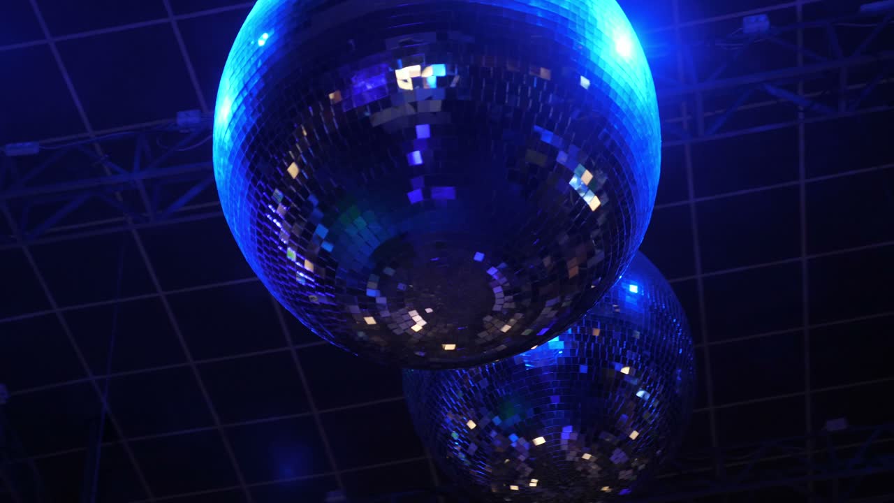 Bolas de Discoteca Sob Luz Azul