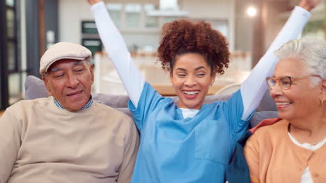 ancianos felices con su cuidador