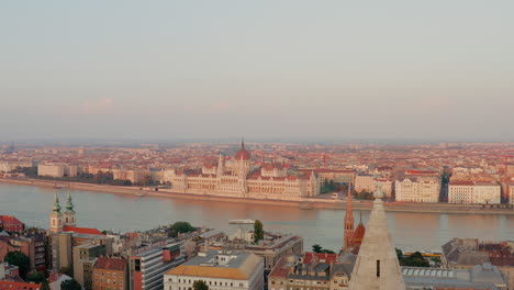 Vista-Aérea-Del-Edificio-Del-Parlamento-Húngaro-Desde-El-Bastión-De-Los-Pescadores.