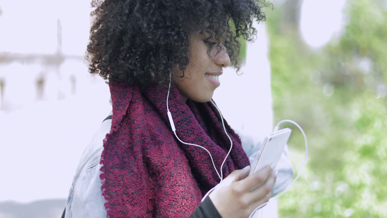 mujer con auriculares y teléfono posando