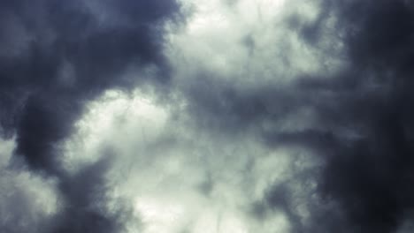 volando en nubes de tormenta con truenos