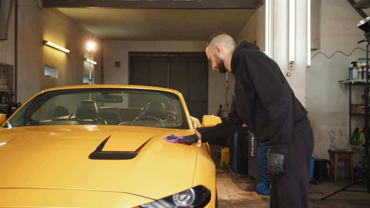 차고에서 자동차 세부 사항