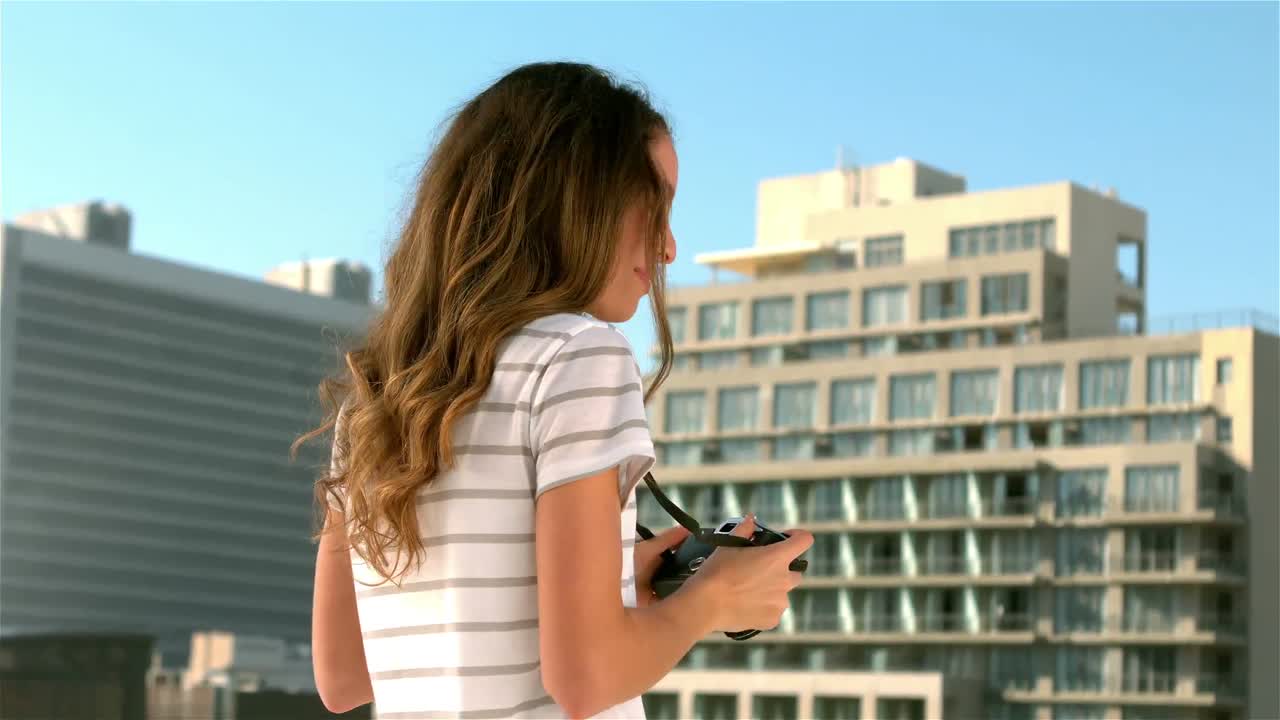 예쁜 소녀가 사진을 찍고