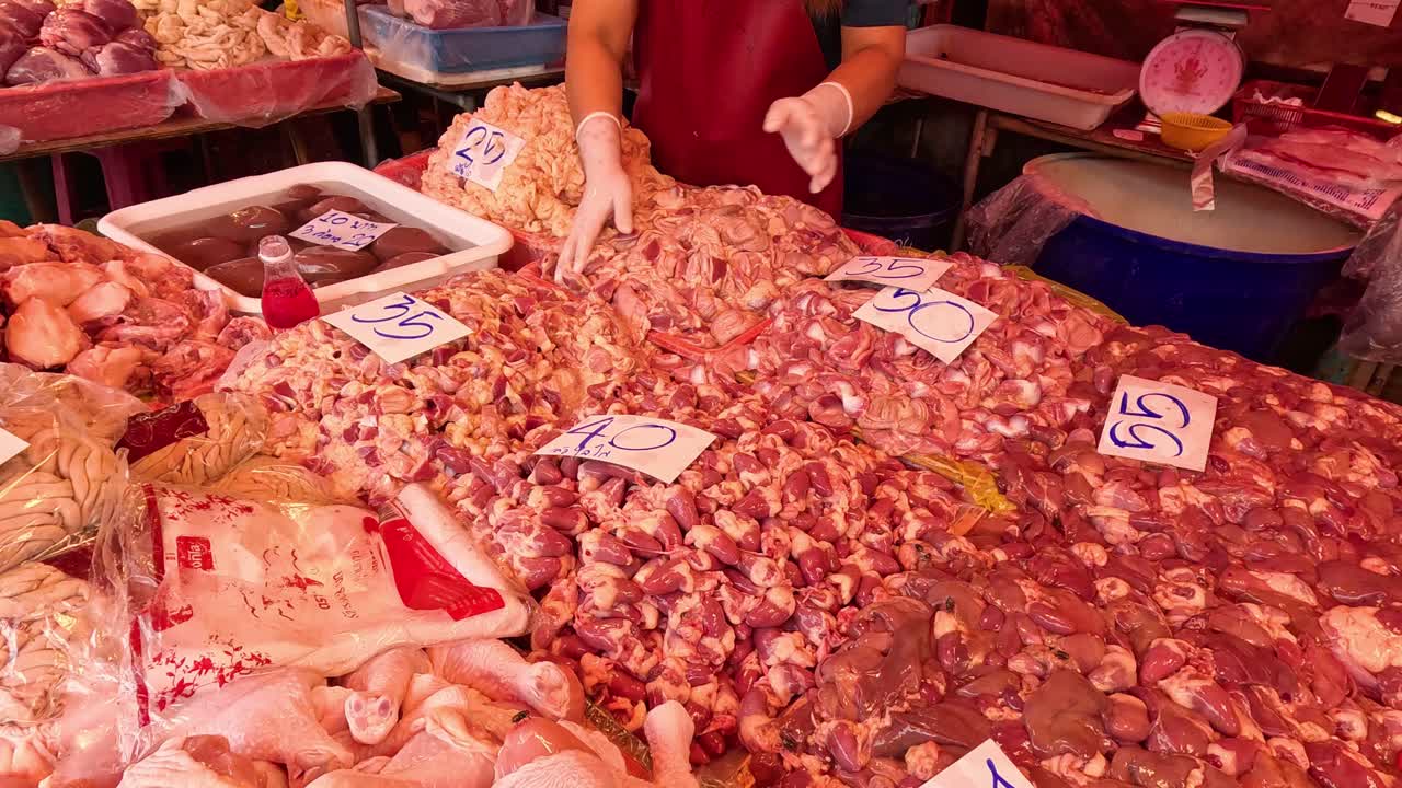 시장 상점에서 다양한 고기를 준비하는 판매자