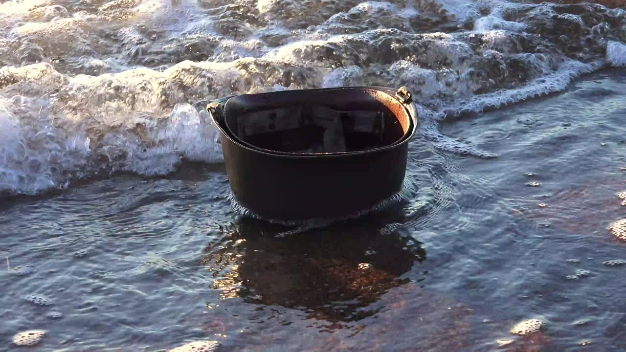 m1헬멧은 제2차 세계대전부터 pasgt헬멧으로 계승된 1985년까지 미군이 사용하던 전투헬멧이다.