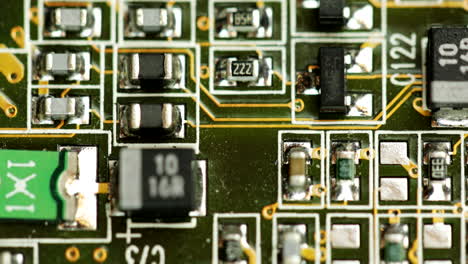 placa de circuito impreso electrónico con circuitos de transistores y componentes de hardware eléctrico