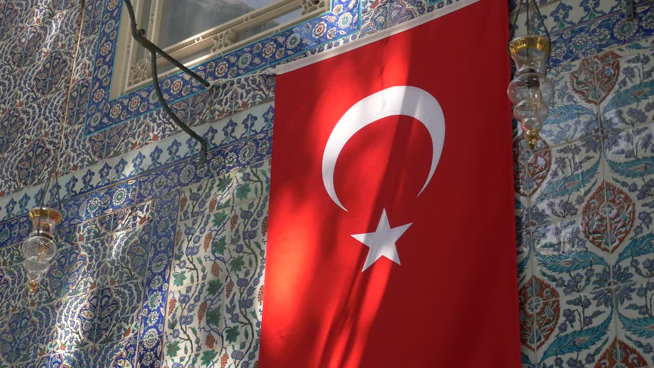 이즈닉 타일로 건물에 매달린 터키 국기
