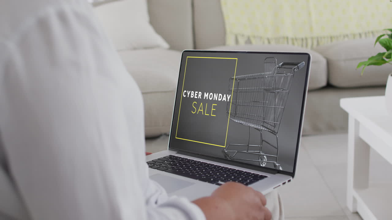 donna biraciale che usa un portatile a casa per fare acquisti online, in rallentatore