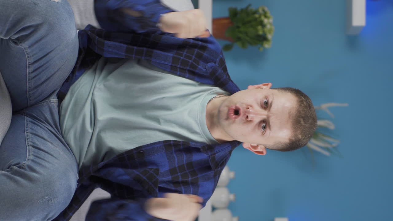 신경 ⁇ 약을  ⁇ 고 있는 남자의 수직 비디오는 화가 나고 기분이 좋지 않습니다.