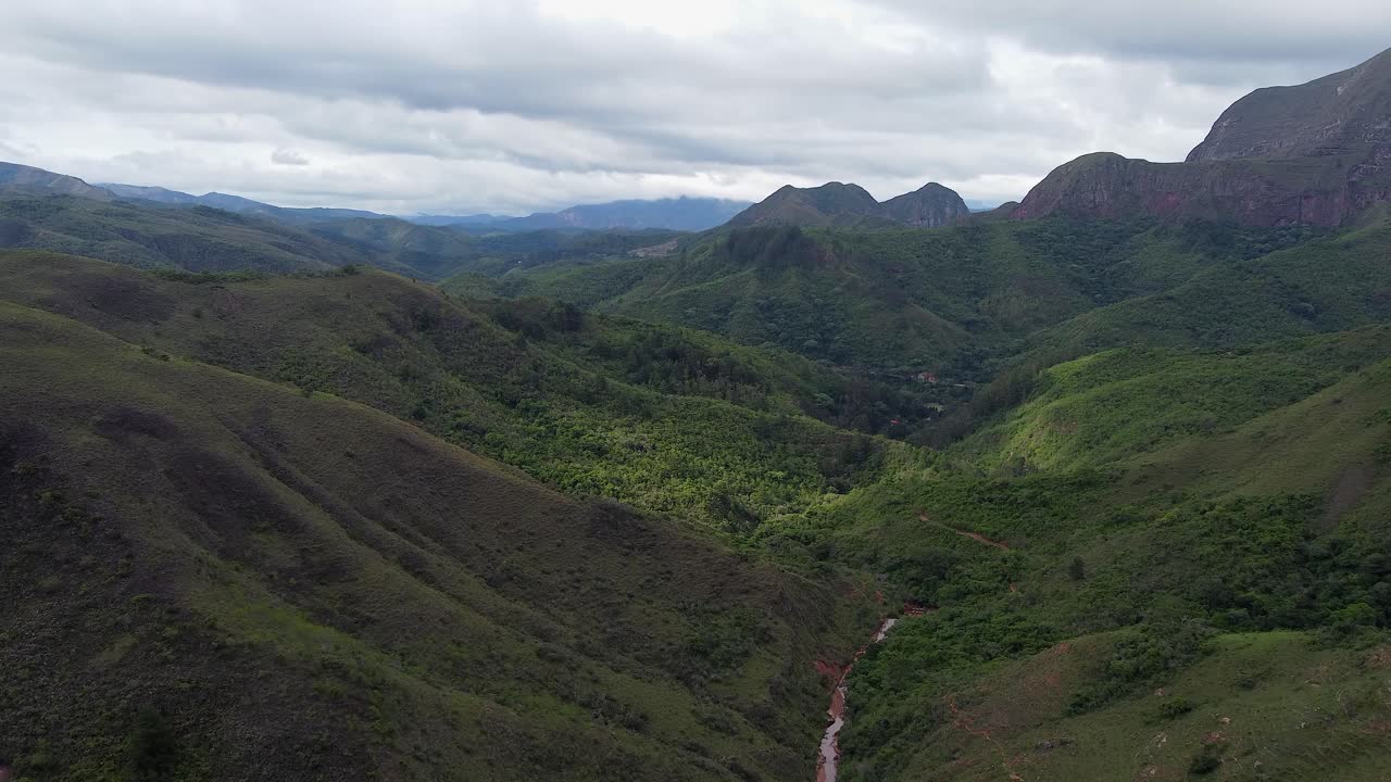 las verdes laderas de las montañas boscosas en el remoto valle del río en bolivia