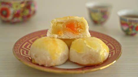 pastel de luna de pastelería china con maní de huevo salado o pastel de primavera con nueces y huevos salados