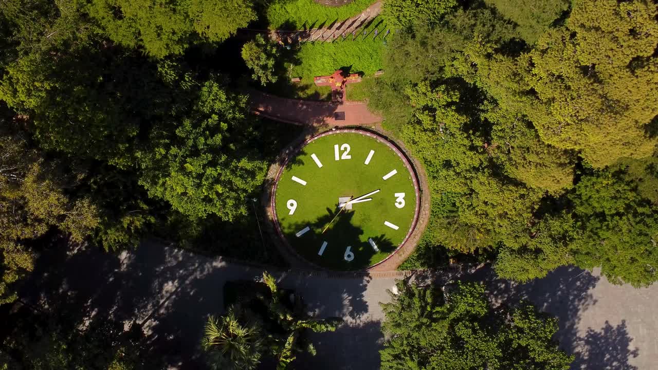 monumento histórico el reloj gigante de la ciudad de phnom penh rodeado de hermosos árboles, vista aérea de arriba hacia abajo