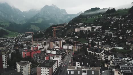 Drohnenantenne-Der-Schweizer-Stadt-Endelberg,-Die-An-Bewölkten-Tagen-Zwischen-Bergen-Auf--Und-Abschwenkt
