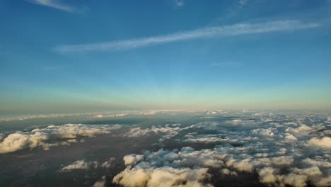 cielo de invierno al atardecer, visto por los pilotos de un avión que vuela sobre la isla de mallorca, españa, a 4000 metros de altura
