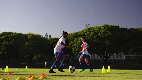 Fußballspielerin-Trainiert-Mit-Slalom-Auf-Dem-Fußballplatz-4k