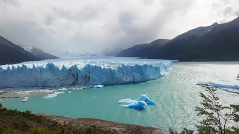 Perito-Moreno-Glacier-in-Los-Glaciares-National-Park-Patagonia-Argentina-Landscape-of-Andean-Frozen-Lake-View,-near-El-Calafate