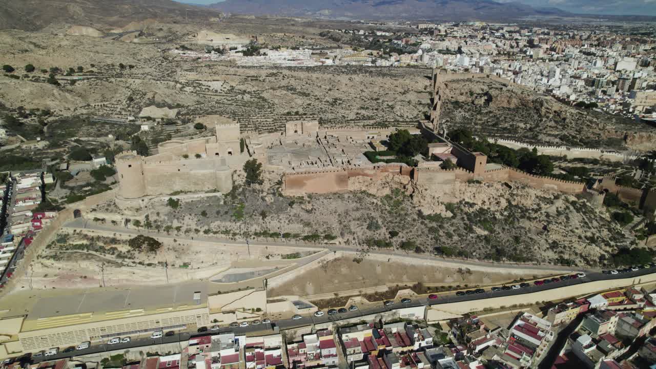 impresionante ciudadela fortificada en la cima de una colina - almeria alcazaba