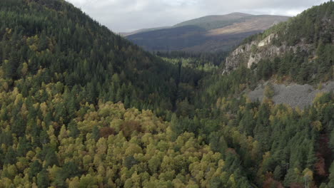 Vista-Aérea-Del-Paso-De-Ballater,-Cerca-De-Ballater,-En-El-Parque-Nacional-De-Cairngorms,-Aberdeenshire