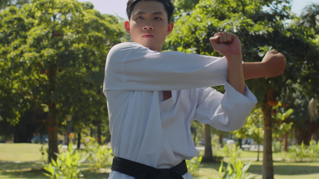 V1-0004_2023.12.14 DI Trung Crossmedia People practising taekwondo00000000.mov