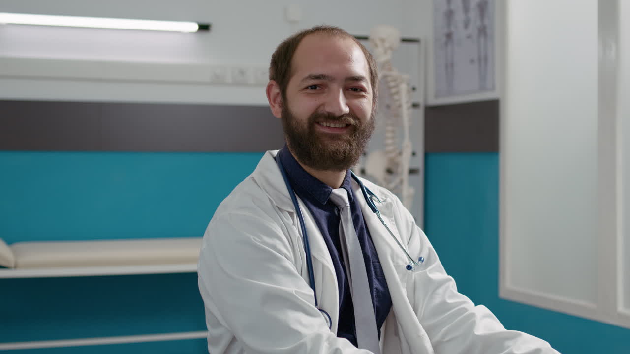 Retrato de un médico con uniforme usando un portátil en su consulta