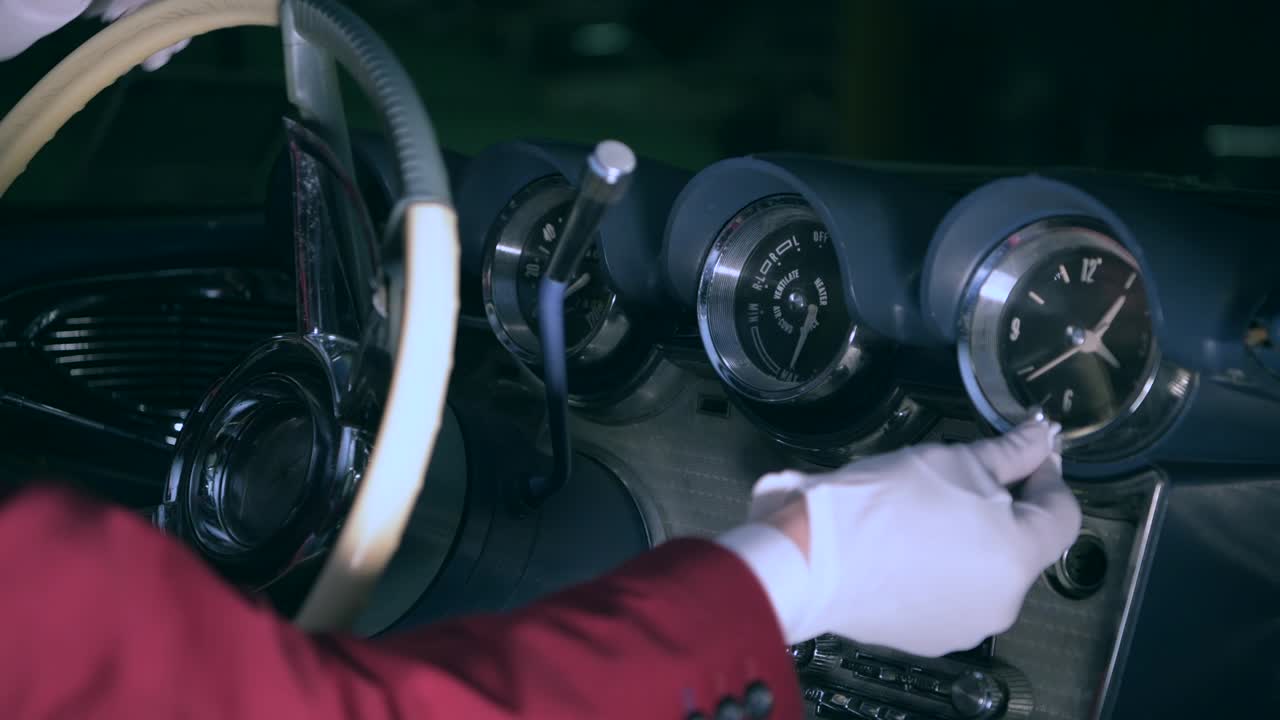 고전 자동차 수집가 는 자동차 내부의 손상 을 찾고 있다