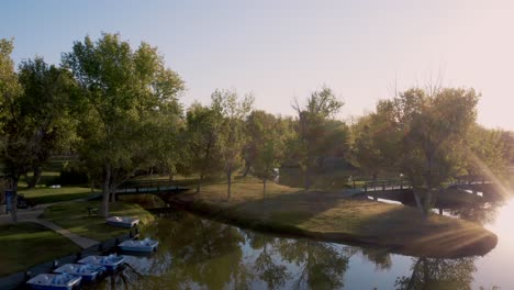 lago apollo park con kayaks y botes a la hora dorada en lancaster, california