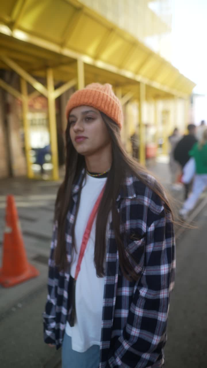 joven elegante en las calles de la ciudad
