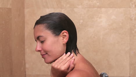 una mujer tomando una ducha.