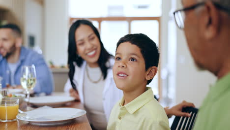 Glückliche-Familie,-Kleiner-Junge-Und-Gemeinsames-Essen