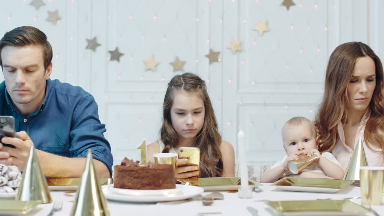 중독자 들 이 거실 에서 스마트폰 을 찾고 있다. 웃는 소녀 가  ⁇ 드폰 을 보고 있다