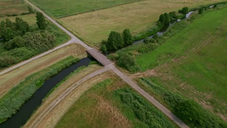 Toma-Aérea---órbita-Alrededor-De-Un-Puente-Y-Un-Río