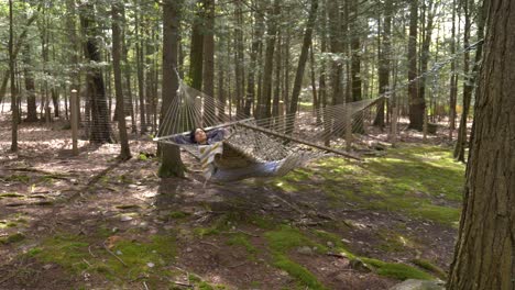 Una-Joven-Perezosa-Balanceándose-En-Una-Hamaca-En-El-Bosque-Disfrutando-Sola-De-Un-Sueño-Tranquilo