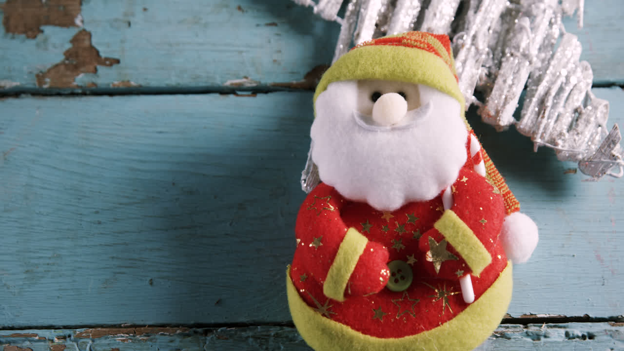 papá noel hecho a mano en una mesa de madera 4k