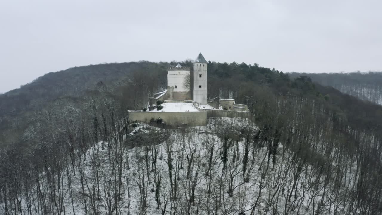 el castillo de cuento de hadas plesse en invierno con una gran cantidad de nieve en una hermosa montaña cerca de bovenden, alemania, europa