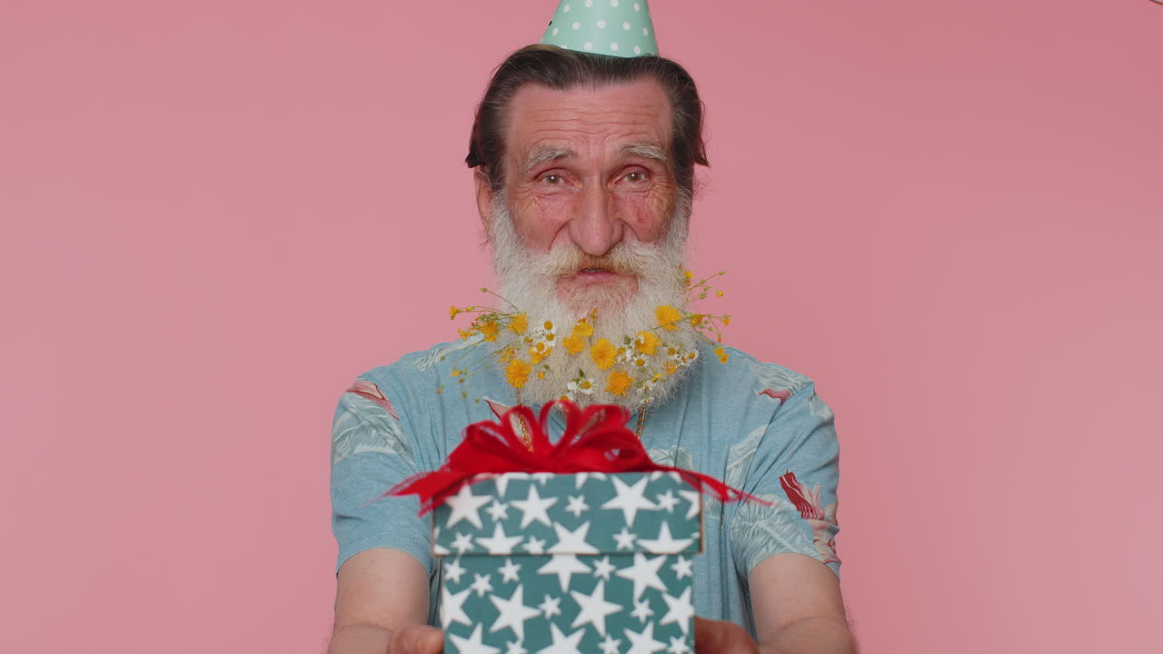 긍정적 인 미소 고령 성숙 한 남자 생일 선물 상자 제안 포장 된 선물 경력 보너스