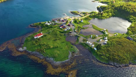 hermosa naturaleza de noruega vista aérea del campamento para relajarse.