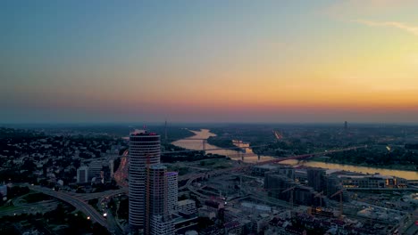 Paseo-Marítimo-De-Belgrado-Durante-La-Puesta-De-Sol,-Tarde-Dorada-En-La-Capital-De-Serbia,-Panorama-De-Construcción