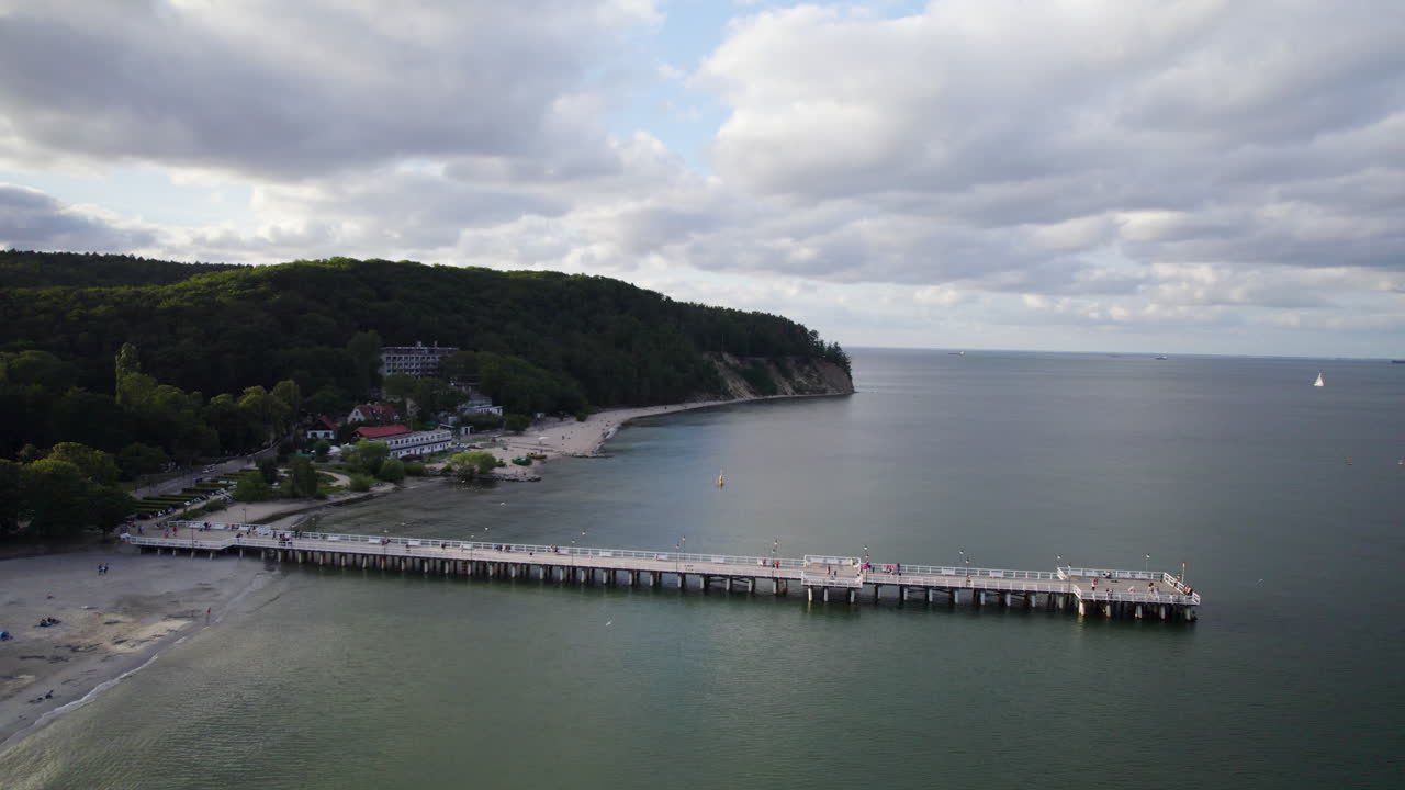 숲이 있는 언덕이 있는 바다의 그디니아 오를로 부두